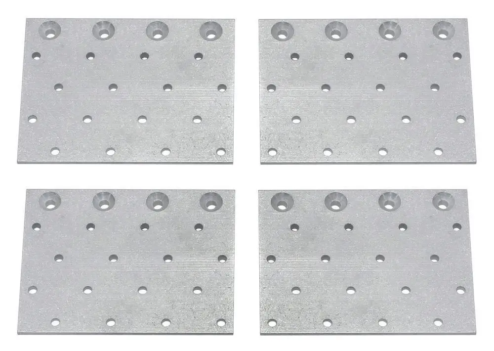 Vier rechteckige Metallplatten mit mehreren Bohrungen, vermutlich zur Verwendung in Baukonstruktionen, erkennbar als Zubehör von Vaillant für Dachmontagen.